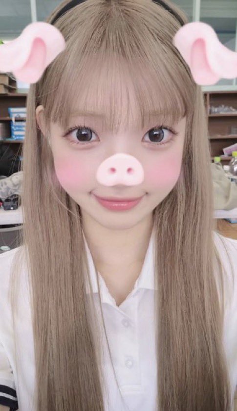 ht101222's tweet photo. 수업시간에몰래폰보던노유냐
썸?인듯썸아닌 애매한사이인유하럄한테 
이런사진
그것도 디엠한번보기로오면
놀라서푸다닥거리다가
폰떨쳐가지고 안낸거들킬거가틈 https://t.co/ACTXoroJxo