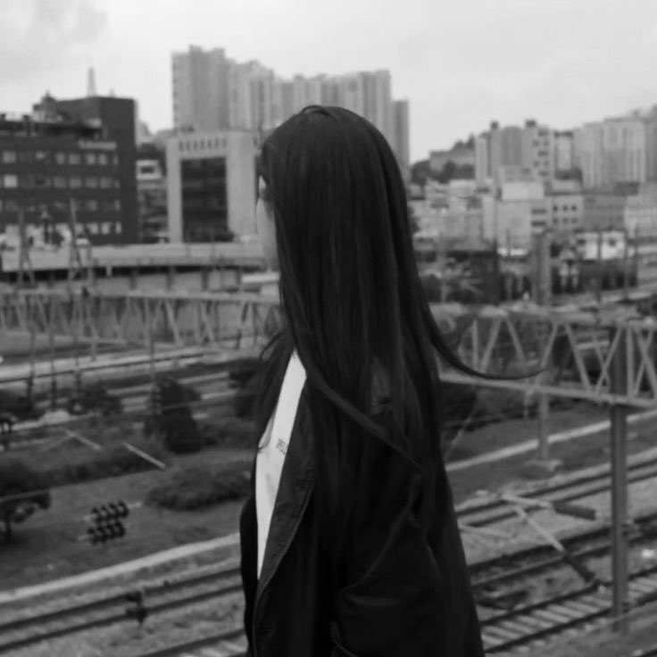Youinjuing's tweet photo. Watching the world move, on my own frequency. https://t.co/Z2hx5j9qpN