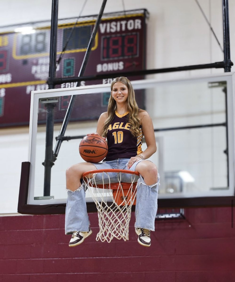 MidMichWbb's tweet photo. It is a pleasure to welcome Libby Tank from Deckerville HS!

A small town hero who lead her volleyball, basketball &amp; softball teams to district titles this past season.

A forward who brings inside-out ability!

•D4 all state 
•1k points
•tribune standout athlete of the year https://t.co/3wr0e4Ydpp