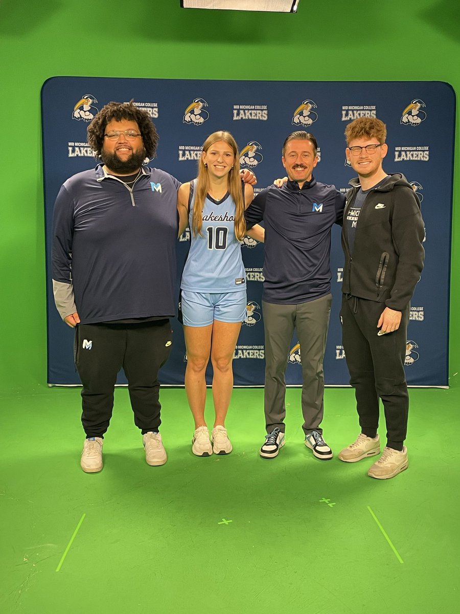 MidMichWbb's tweet photo. It is a pleasure to welcome Libby Tank from Deckerville HS!

A small town hero who lead her volleyball, basketball &amp; softball teams to district titles this past season.

A forward who brings inside-out ability!

•D4 all state 
•1k points
•tribune standout athlete of the year https://t.co/3wr0e4Ydpp