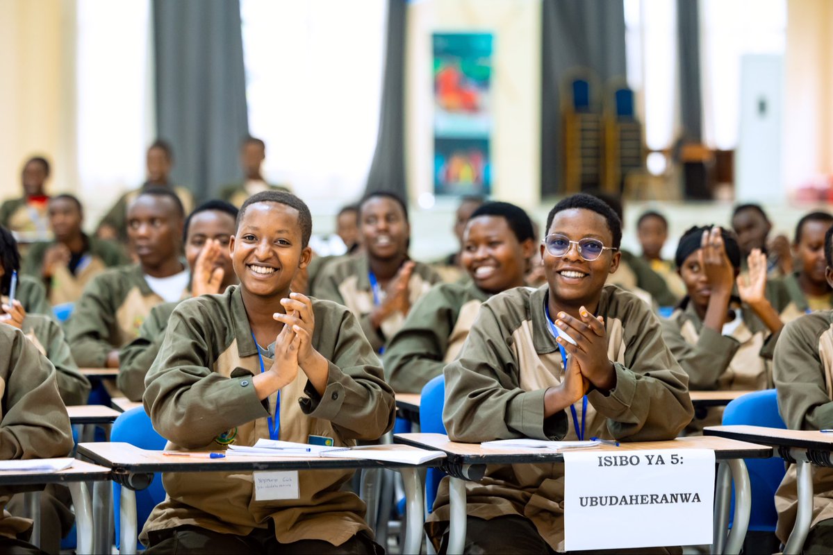 Imbuto's tweet photo. Dukomeje gutyaza ubwenge!
Aka kanya @juniorrumaga ari gutanga ikiganiro mu Itorero #ImbutoZitoshye ku muco Nyarwanda n'imikoreshereze myiza  y’ Ikinyarwanda.

#EdifiedGeneration https://t.co/AmsetWPBhA
