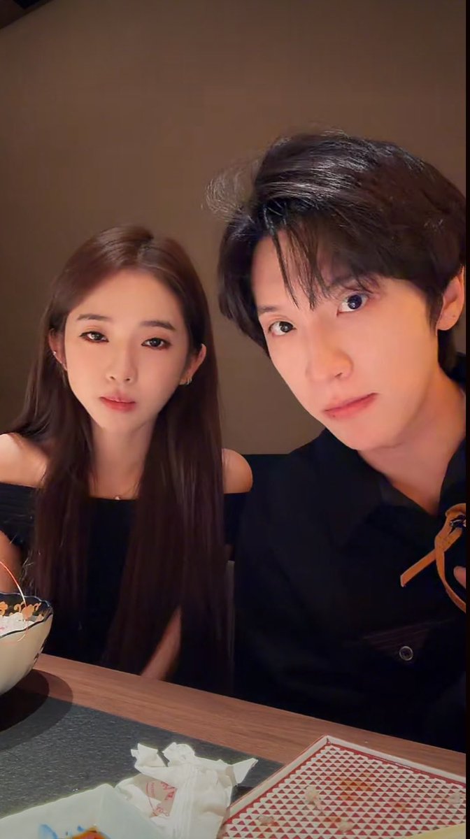 ptbewithu_'s tweet photo. น่ารักอ่า รักกันมาก มีคนเม้นว่าเหอในไลฟ์ เหอนางบอกนางดูแลคนอื่นเก่งน้า จางจางพยักหน้าแล้วหาเม้นท์ที่ว่าแฟนเลย ใครว่าเธอเพิ่นว่า ชั้นรักของชั้นสุด ๆ แฟนชั้นดีที่สุดมาก ชุดนี่แฟนก็ซื้อมาใส่คู่กัน ไม่ดียังไงน้อ https://t.co/T5tUDMyB0h