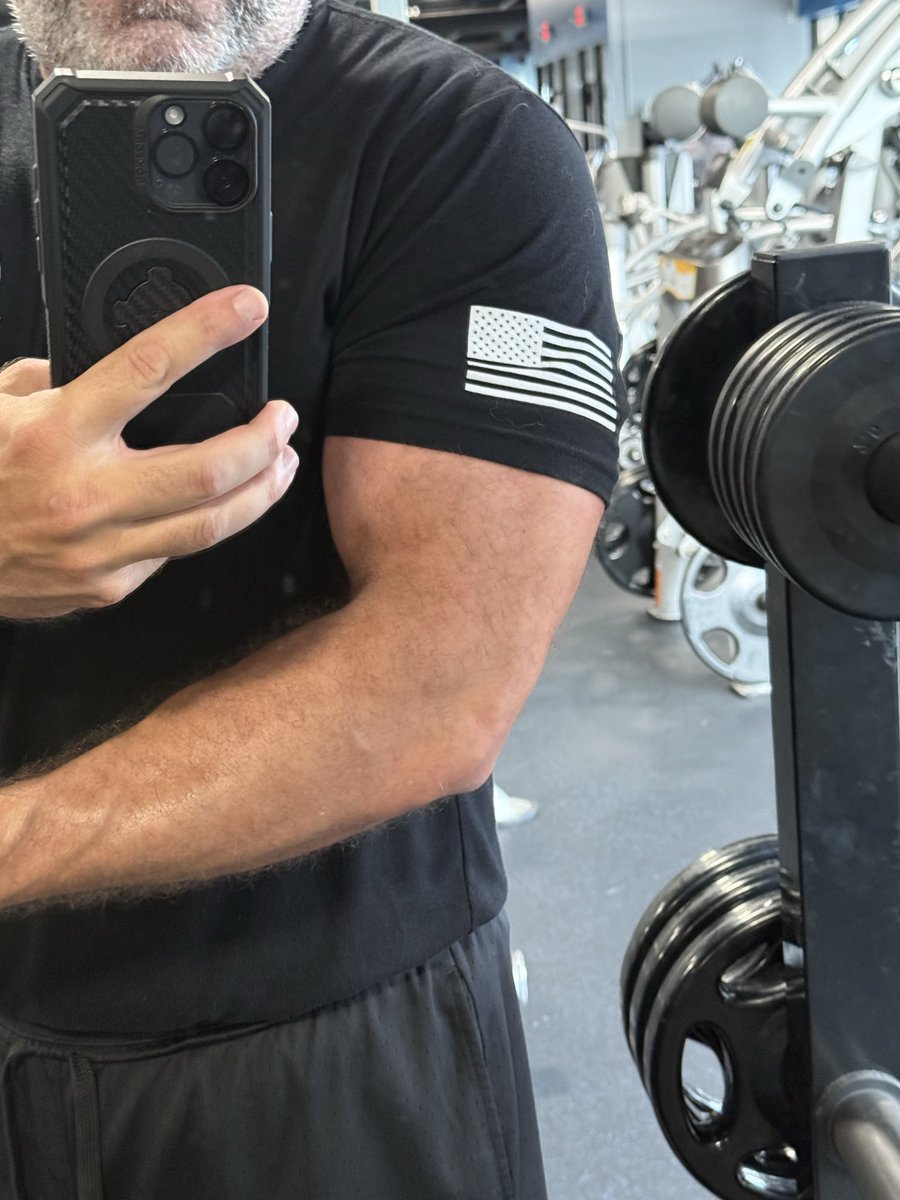 ManOvGains's tweet photo. Bis and tris done now cardio! #doworkson https://t.co/9wNdNbScDn