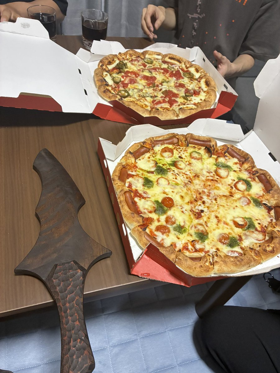 lpe_vo's tweet photo. ピザカッター使おうと思ったけどピザハットは既に切られた状態なのね、次はカット無しでお願いしないと！
雰囲気だけでも使います https://t.co/yFqnSNoyFy
