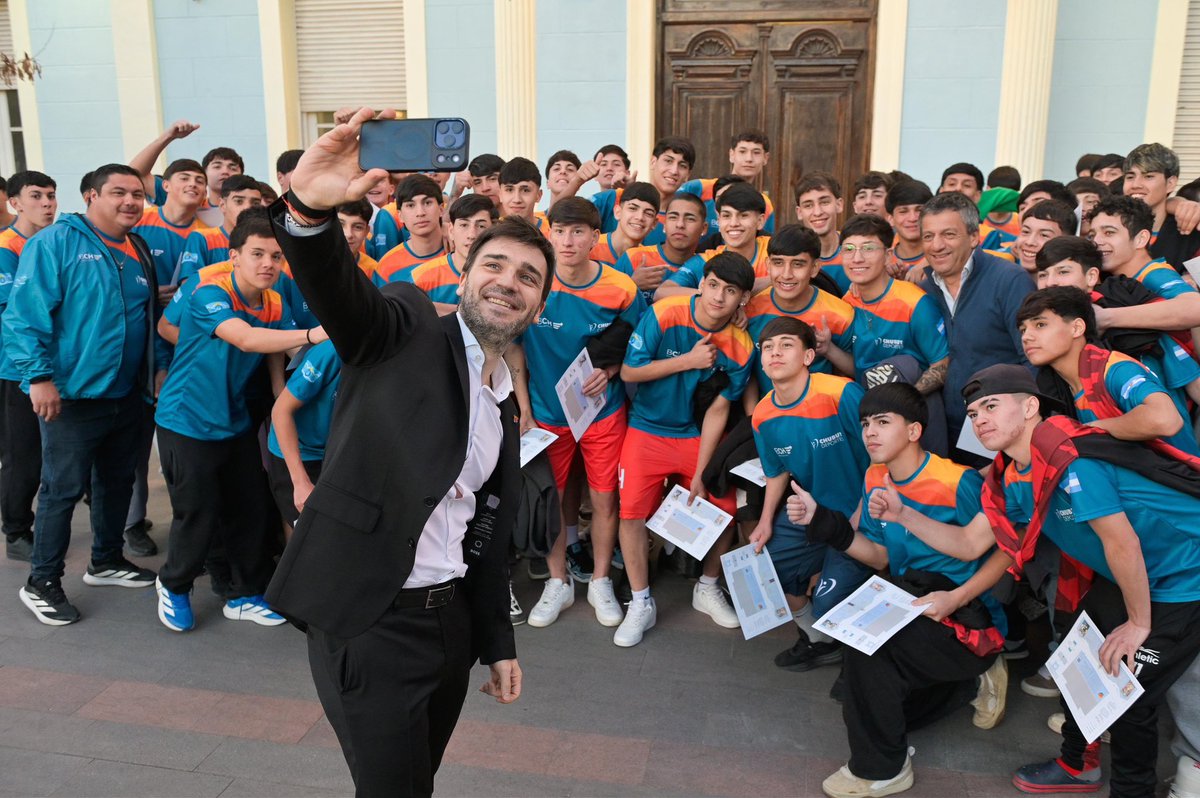NachoTorresCH's tweet photo. EL ORGULLO DE LLEVAR NUESTROS COLORES

Recibimos en Casa de Gobierno a 72 chicos de distintos rincones de Chubut, que están disputando el Provincial de Fútbol con un objetivo enorme: ganarse un lugar en la Selección que en octubre nos va a representar en los Juegos Binacionales de la Araucanía, en Valdivia.

Son chicos de Esquel, Trevelin, Gobernador Costa, El Maitén, Lago Puelo, Río Pico, Comodoro Rivadavia, Sarmiento, Río Mayo, Río Senguer, Trelew, Rawson y Puerto Madryn, unidos por la misma pasión y el mismo deseo de dejar bien en alto la bandera de nuestra provincia.

Porque no hay nada más lindo que defender el orgullo de ser chubutense.