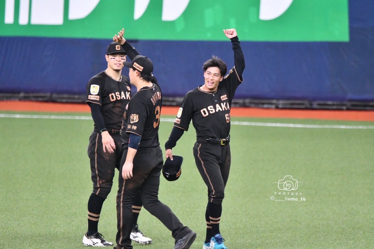 ____kuma_t4's tweet photo. 2026.8.19 京セラドーム大阪

ヒーローの3人✧
やったあ✊な海くん可愛すぎ（笑）

 #植田海  #大山悠輔  #佐藤輝明 
 #阪神タイガース #hanshin #hanshintigers https://t.co/WlYk4oQy6z
