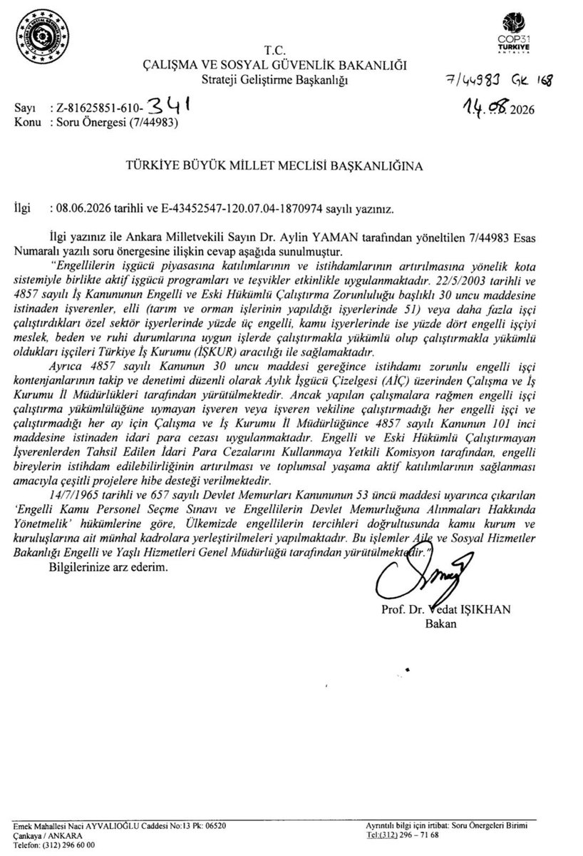aylinyaman_'s tweet photo. Türkiye’de binlerce engelli yurttaşımız eğitim almasına, sınavlara hazırlanmasına, meslek sahibi olmasına rağmen çalışma hayatına katılmakta büyük zorluk yaşamaktadır. Engelli bireyler üretmek, çalışmak, toplumsal yaşamın içinde yer almak istemektedir. Ancak karşılarına çoğu zaman yetersiz kadrolar, uygulanmayan kotalar ve ayrımcı yaklaşımlar çıkmaktadır. 
EKPSS’ye giren binlerce engelli vatandaşımız, yüksek puan almasına rağmen yeterli kadro açılmadığı için atanamamaktadır. İnsanlar yıllarca emek vermekte, sınavlara hazırlanmakta, umut beslemekte, ancak açıklanan kadrolar ihtiyacın çok altında kalmaktadır. Bu nedenle kamuda engelli istihdam kotasının artırılması artık bir zorunluluktur. Yürürlükteki mevzuata göre kamu kurumlarında çalışan personelin en az yüzde 4’ünün, özel sektörde ise en az yüzde 3’ünün engelli bireylerden oluşması gerekmektedir.
TBMM çatısı altında kurulmuş olan Engelli Komisyonu’nda yapılan sunumlarda, birçok kamu kurumunda engelli kotalarında doluluk ve doygunluk gözlenmiştir. Kadroların dolması sevindiricidir fakat doygunluğun olması, kotaların yükseltilebileceği anlamına da gelmektedir. Bu nedenle kamuda engelli istihdam kotasının artırılması artık bir zorunluluktur.
Bu kapsamda, Çalışma ve Sosyal Güvenlik Bakanı Sn @isikhanvedat ’ın yazılı yanıtlaması talebi ile, kamuda engelli istihdamına yönelik mevcut yüzde 4’lük kotanın artırılması konusunda bir çalışmaları olup olmadığını ve EKPSS'ye girip yüksek puan aldığı halde atanamayan engelli yurttaşların istihdamını artırmak amacıyla yeni kadro açılıp açılmayacağını sordum. 
Verdiğim soru önergesine gelen cevabın, yönetmelikte yer alan ifadelerin kopyalanıp yapıştırılmasından ibaret olduğunu görmek son derece üzücü…