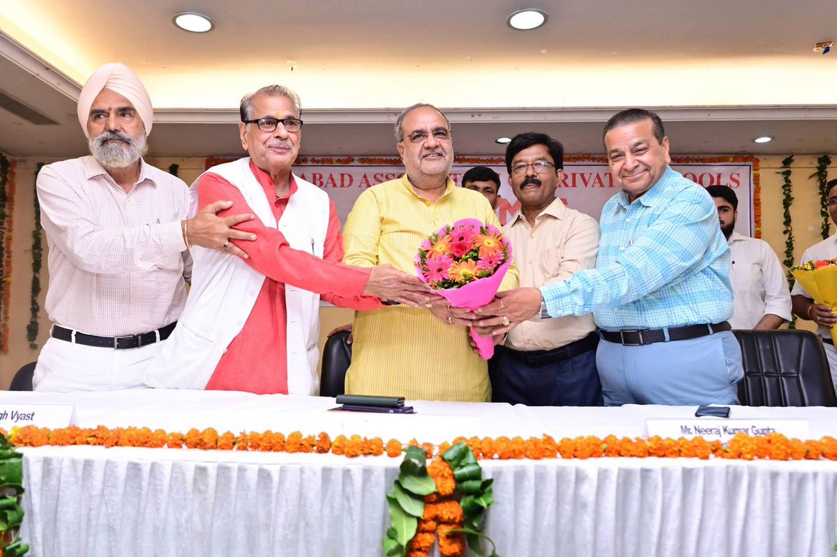 Bhupendraupbjp's tweet photo. आज एम.आई.टी. कॉलेज, राम गंगा विहार, जनपद मुरादाबाद में मुरादाबाद एसोसिएशन ऑफ प्राइवेट स्कूल द्वारा आयोजित कार्यक्रम में सहभागिता कर उपस्थित शिक्षाविदों, विद्यालय संचालकों एवं गणमान्यजनों को सम्बोधित किया।

शिक्षा समाज और राष्ट्र के उज्ज्वल भविष्य की आधारशिला है। आइए, गुणवत्तापूर्ण एवं संस्कारयुक्त शिक्षा के माध्यम से हम अपने युवाओं को ज्ञान, कौशल और आत्मविश्वास से सशक्त बनाकर विकसित भारत के संकल्प को और गति प्रदान करने में अपनी महत्वपूर्ण भूमिका सुनिश्चित करें।

इस अवसर पर प्रबंधकों एवं शिक्षकों से आगामी शिक्षक एमएलसी चुनाव हेतु भाजपा प्रत्याशी डा. हरी सिंह ढिल्लो जी को प्रचंड बहुमत से विजयी बनाने की अपील की।

कार्यक्रम में माननीय सदस्य विधान परिषद डा. जयपाल सिंह व्यस्त जी, एसोसिएशन अध्यक्ष श्री विनोद कुमार जी, महासचिव श्री नीरज वार्ष्णेय जी, कोषाध्यक्ष जी. कुमार जी, एमआईटी चेयरमैन श्री अनिल अग्रवाल जी एवं वाई.पी. गुप्ता जी उपस्थित रहे।

@BJP4India
