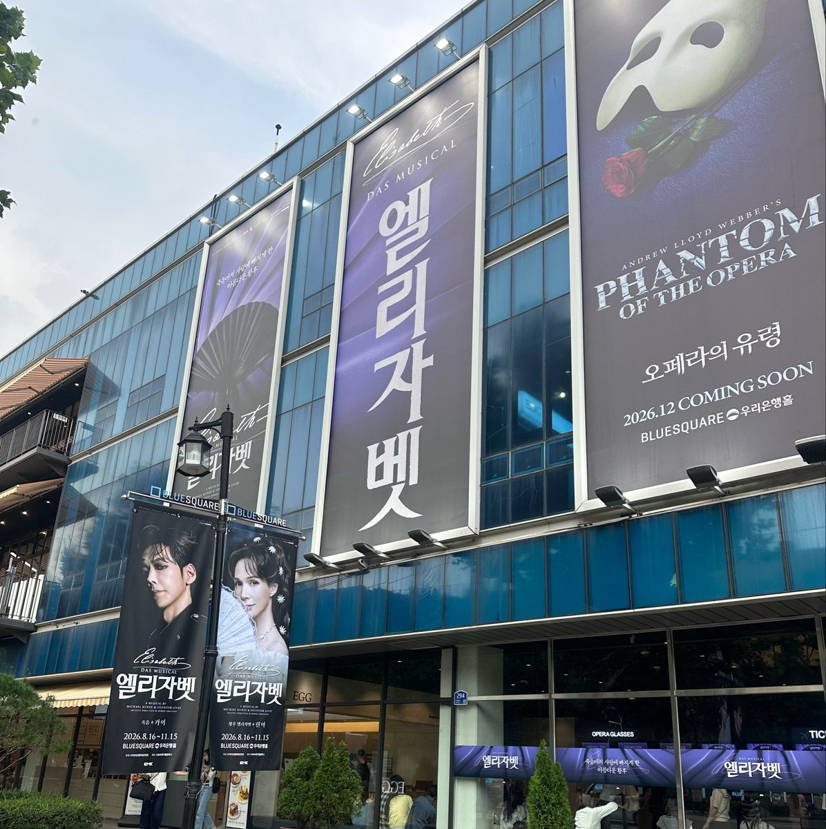 kiq27593's tweet photo. 韓国エリザ弾丸旅行🇰🇷
あまりにもチケットが取れなさすぎて決めた韓国エリザ、めちゃくちゃ良かった！！！
舞台の全てが美しすぎるし迫力もすごくて、台詞も歌詞も演出も違うところがあって楽しめました🥹
やっぱりエリザベート大好きだな〜〜〜〜！！ https://t.co/MdeoNYe6Eq