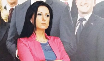 KrahSNSa's tweet photo. SNS bot centar, Dzona Kenedija 18, N. Beograd
Unutra verovatno menadzeriše  najotrovnija zena Srbije Vladanka Malovic.

+381116553613 
- "Da li da očekujemo vašu podršku ?"
- "Pa naravno..po...dršku" 😂😂😂 https://t.co/3MET6vTnQ5