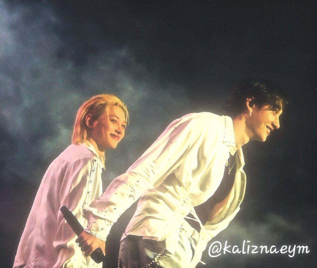 formyeght's tweet photo. the way felix looks at chan just warms my heart 🤍🤍🤍 https://t.co/D5CAzTMV92