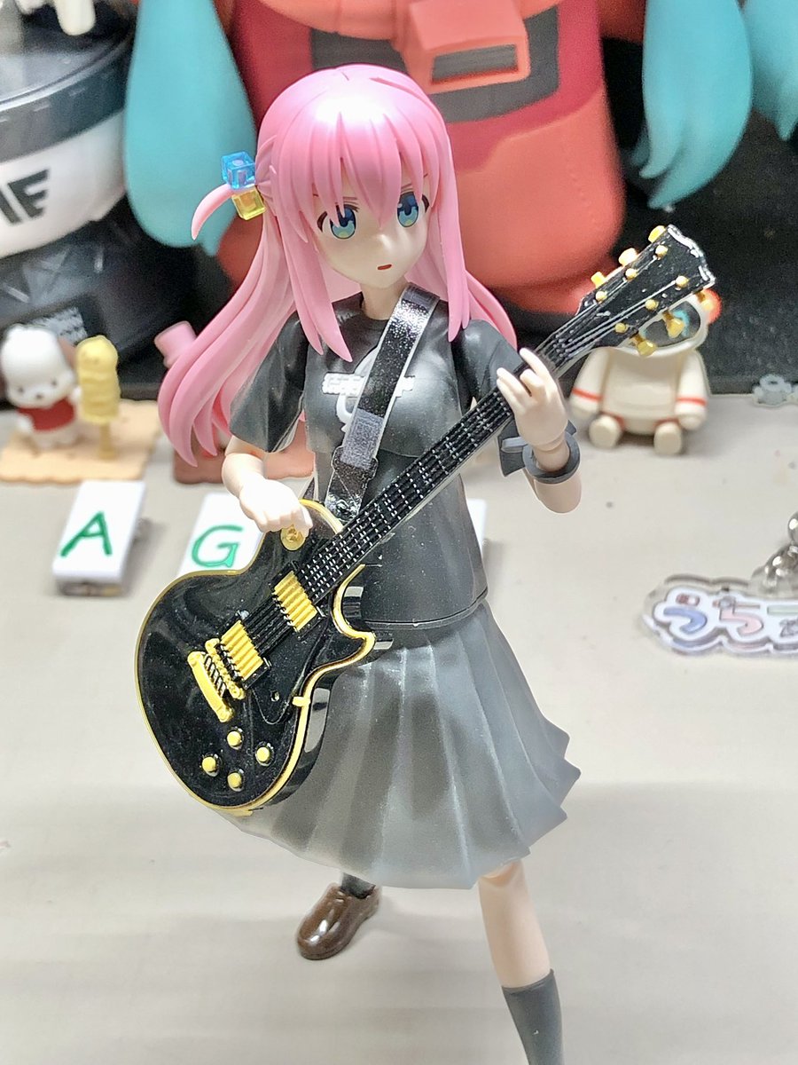 ouchide_plamobu's tweet photo. 本日の配信おつぽんでした！٩( 'ω' )و

ぼっちちゃん完成でーす！！٩( ᐛ )( ᐖ )۶
めちゃめちゃできがいいー！！

ギターも光沢感があって色分けも良くて持たせるだけできまりますね！
スカートとかも動きのあるものが付属されてて満足度が高すぎますね( ˘ω˘ )

本当にアニメからそのまま出てきたかのような感じですごいキットでした(ﾟДﾟ)
是非ボザロが好きな方には組み立ててみてほしい！組みやすさもピカイチですよ！

改めてUMEさん素敵なキットをプレゼントありがとうございました！
他の結束バンドメンバーも組み立てて一緒に飾るのを目標にしたいと思います！(｀・ω・´)

明日の配信も何するか決まったらポストしますね！
ではでは皆さんおやすみなさーい_(:3 」∠)_

#うちぷらいぶ
#30MP