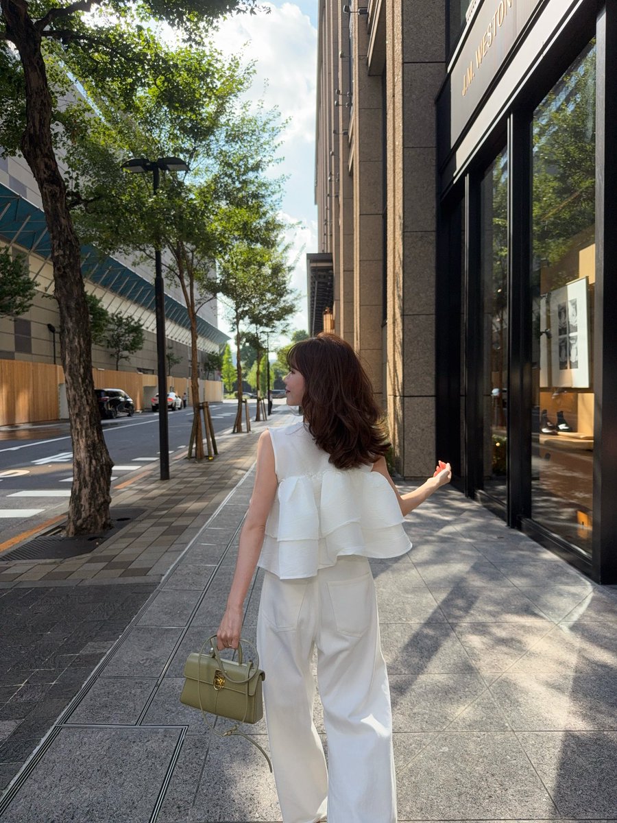 ktmk___55's tweet photo. レイヤーザクザク。軽く巻くだけでヘアアレンジしているみたいに見えるから、トップスがシンプルでも盛れる気がする🍃32mmです https://t.co/kWY1JsEj0R
