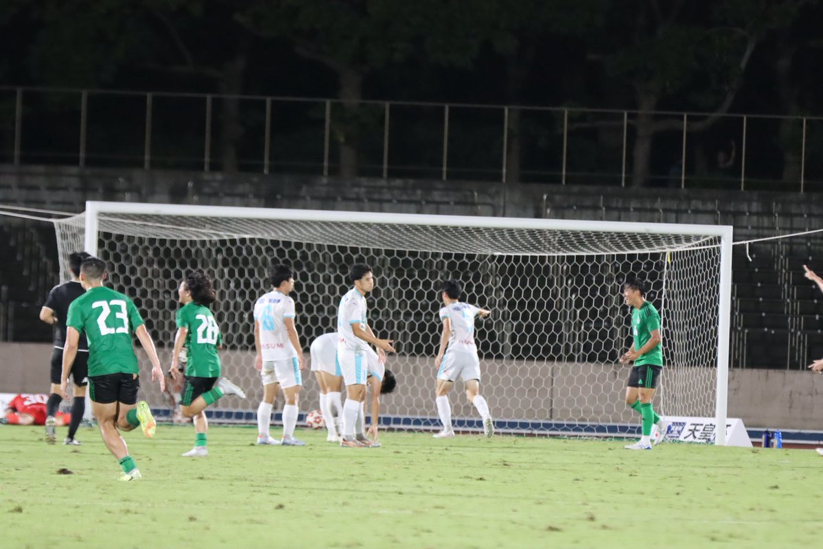 Tsukuba_shukyu's tweet photo. #playback 📸
🆚専修大学
序盤からボールを支配し、試合の多くを相手コートで進める展開が続く。前半19分、#大谷湊斗 (2年/昌平高)のクロスを #安食優斗 (4年/札幌大谷高)が頭で合わせ、ネットを揺らす。
しかし、追加点の好機を活かせないまま迎えた終盤、相手の猛攻を受け失点。そのまま逆転を許し、1点差での悔しい逆転負けとなった。
#筑波大学蹴球部
#創峯
#天皇杯