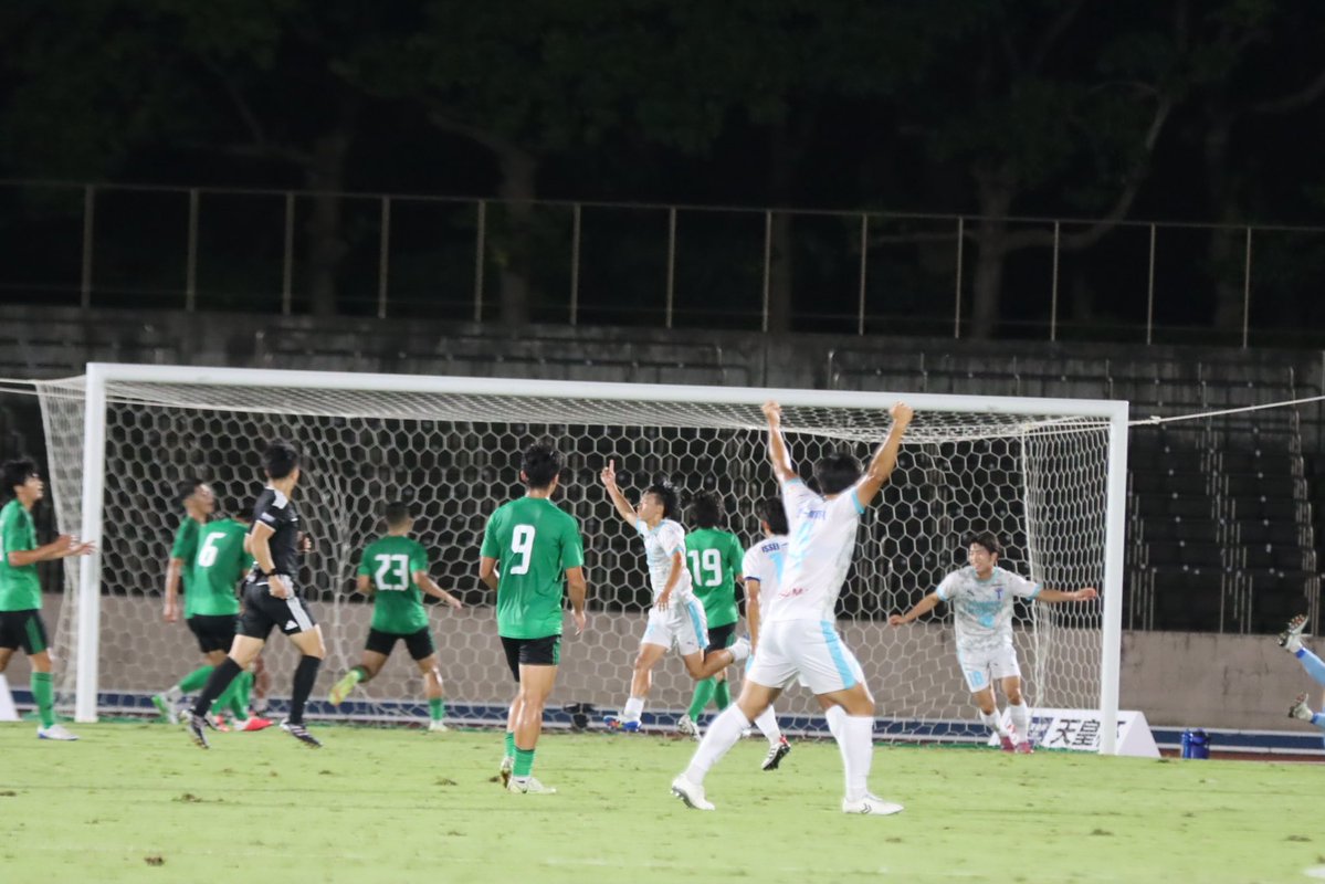 Tsukuba_shukyu's tweet photo. #playback 📸
🆚専修大学
序盤からボールを支配し、試合の多くを相手コートで進める展開が続く。前半19分、#大谷湊斗 (2年/昌平高)のクロスを #安食優斗 (4年/札幌大谷高)が頭で合わせ、ネットを揺らす。
しかし、追加点の好機を活かせないまま迎えた終盤、相手の猛攻を受け失点。そのまま逆転を許し、1点差での悔しい逆転負けとなった。
#筑波大学蹴球部
#創峯
#天皇杯