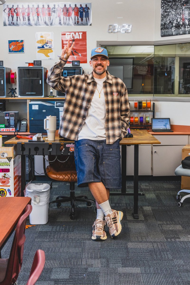 ad__sneaks's tweet photo. Classroom Sneakers | Day 5
Pharrell x Adidas Jellyfish ‘Crystal Sand’

First day of school with all my students! https://t.co/r3q2yy2EnX