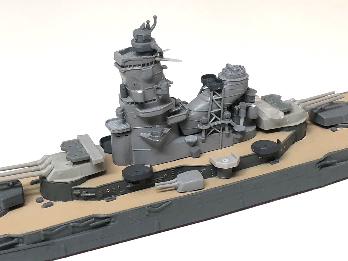 Abrams335's tweet photo. 高角砲は戦争後半に副砲を1基降ろしたという設定で片舷3基6門とします。
多分4基8門の方が色々と都合良いのですが、自分が砲塔とケースメイト砲座の混載がしたいという理由だけで敢えてこうなりました。
マストの中腹にあるのは機銃射撃指揮装置台座です。 https://t.co/Eklp0DTEN5