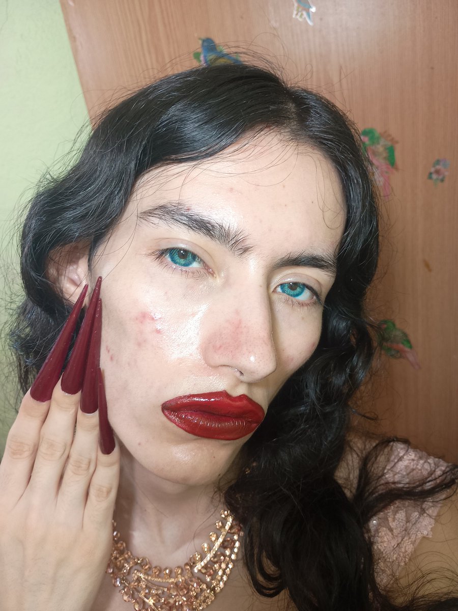 KotonohaJean's tweet photo. NADIE 

Ni tú 
nadie 
ni tú 
que me lo pareciste 
menos que nadie 
tú 
menos que nadie 
menos que cualquier cosa de la vida 
y ya son poco y nada 
las cosas de la vida 
de la vida que pudo ser 
que fue 
que ya nunca podrá volver a ser 
una ráfaga 
un peso 
una moneda viva y valedera.

Poema de: Idea Vilariño