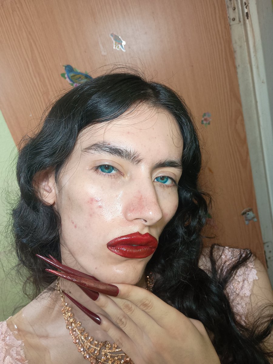 KotonohaJean's tweet photo. NADIE 

Ni tú 
nadie 
ni tú 
que me lo pareciste 
menos que nadie 
tú 
menos que nadie 
menos que cualquier cosa de la vida 
y ya son poco y nada 
las cosas de la vida 
de la vida que pudo ser 
que fue 
que ya nunca podrá volver a ser 
una ráfaga 
un peso 
una moneda viva y valedera.

Poema de: Idea Vilariño