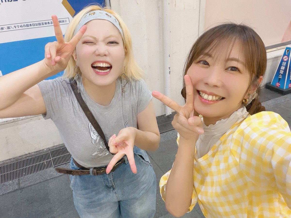 peco0826's tweet photo. 【 LIVE EFFECT 】
@なんばセンター街商店街
#liveeffect
お腹ぺっこペコ(›´ω`‹ )🍙
暑い中、ご覧頂き!!
物販もお立ち寄り下さり
ありがとぉぉぉ🙇♀️❣️❣️
8/23 BD羽ばたきました🎂🎉
Rさーん!!Love😭🫶✨
私の顔ファン(笑)雨蘭ちゃん
ギャル味増して可愛いかた〜♡
なんば駅のひまわり畑と👱♀️🌻 https://t.co/CibRfR1UNY