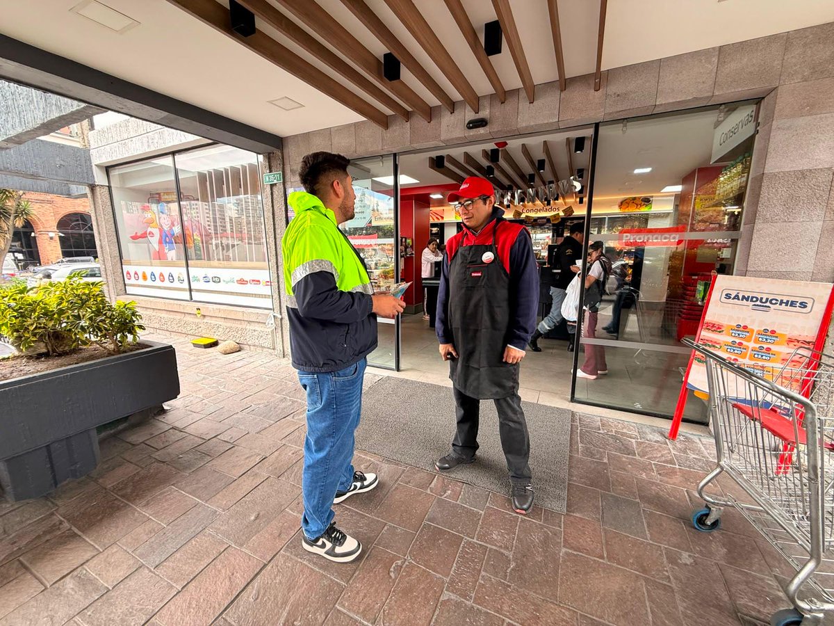 EmAseoQuito's tweet photo. 💙 #JuntosLimpiamosQuito | En la avenida República del Salvador el trabajo es diario: limpiamos, hidrolavamos papeleras y espacios públicos y, al mismo tiempo, conversamos con los comercios del sector para fortalecer el manejo adecuado de los residuos.

Son acciones permanentes y preventivas que necesitan un aliado fundamental: la ciudadanía. 🤝

Desde EMASEO hacemos nuestra parte todos los días; mantener estos espacios limpios también depende de lo que cada uno haga con sus residuos.

💚 Una ciudad limpia se construye entre todos.

#QuitoSostenible