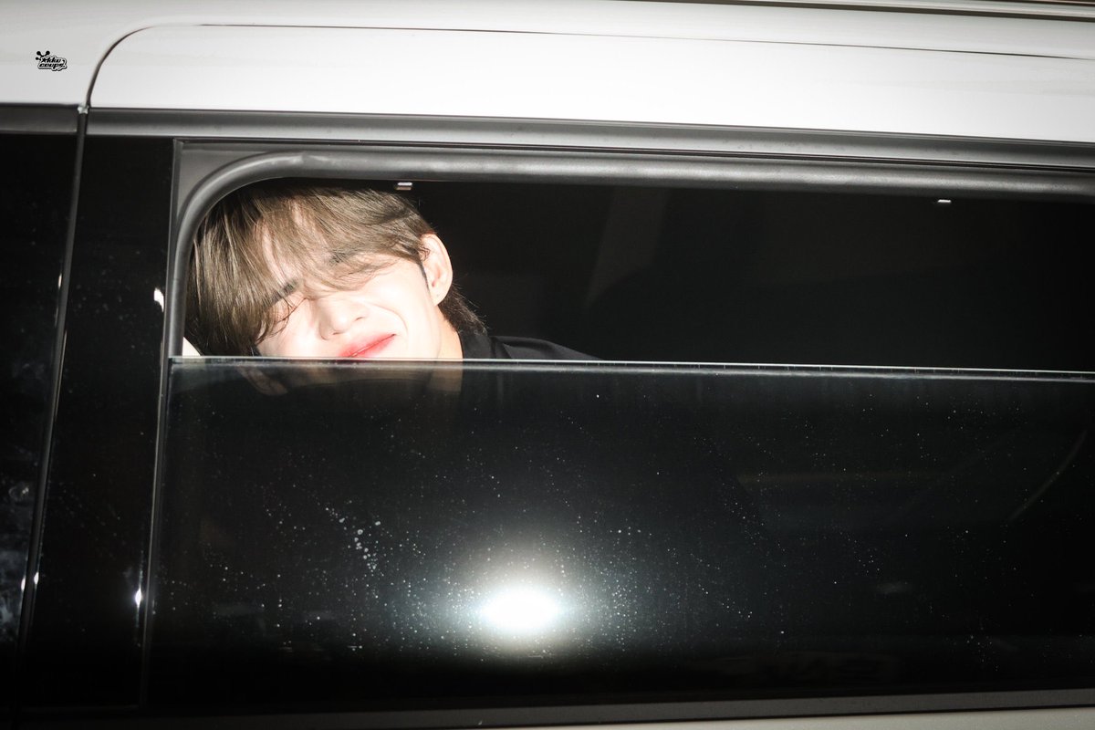 gicherrrry's tweet photo. 플래시 개마니터지는데 눈하나깜빡안하는거보면 이날은정말 애교부린거엿구나 검거완 https://t.co/xL0avOaCAf