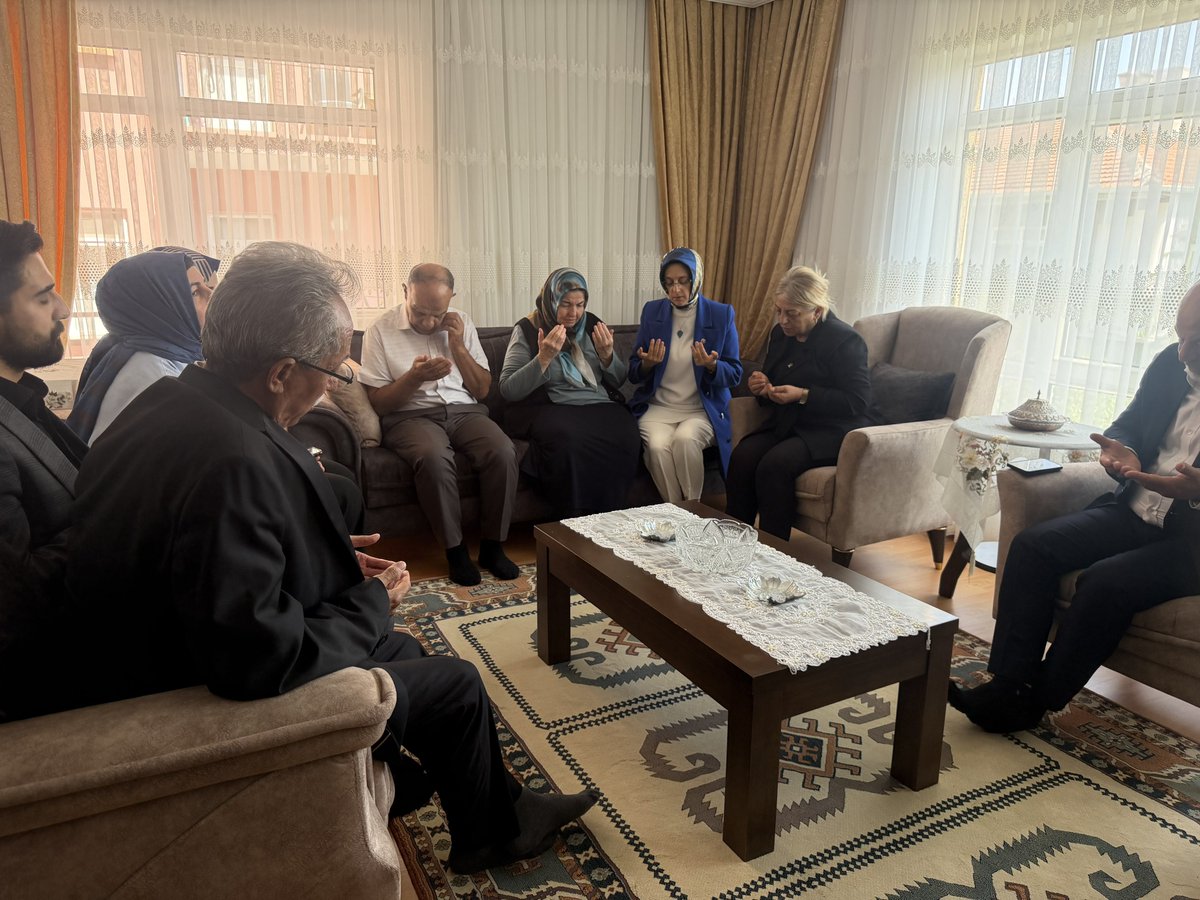 AkKeciorenResmi's tweet photo. 📍PINARBAŞI 

Ankara Milletvekilimiz Sayın Lütfiye Selva Çam, Yürütme ve Yönetim Kurulu Üyelerimiz ile birlikte; 15 Temmuz şehidimiz Fazıl Gürs’ün ailesine nezaket ziyaretinde bulundu. 

Şehidimizin ruhu şâd mekanı cennet olsun.🇹🇷

@RTErdogan
@hakanhanozcan
@selvacam
@erhansarigol
@AkpartiAnkara
@omerfarukislam