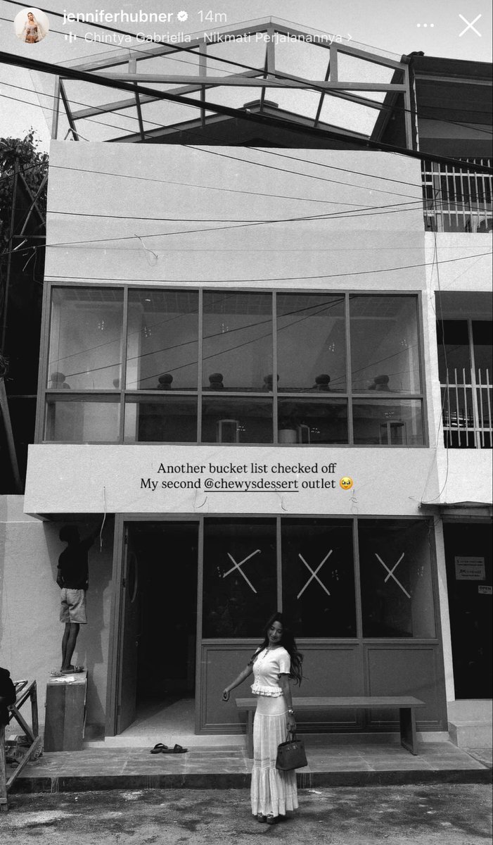 insidefolkative's tweet photo. Jennifer Coppen membagikan kembali momen saat dirinya merantau dari Bali ke Jakarta untuk memulai karier.

Ia juga memperlihatkan tempat tinggal lamanya, saat masih tinggal di kos sederhana bersama sang mama.

Kini, Jennifer berhasil membangun karier sekaligus bisnisnya sendiri hingga memiliki outlet kedua Chewy’s Dessert. 🤍🤍