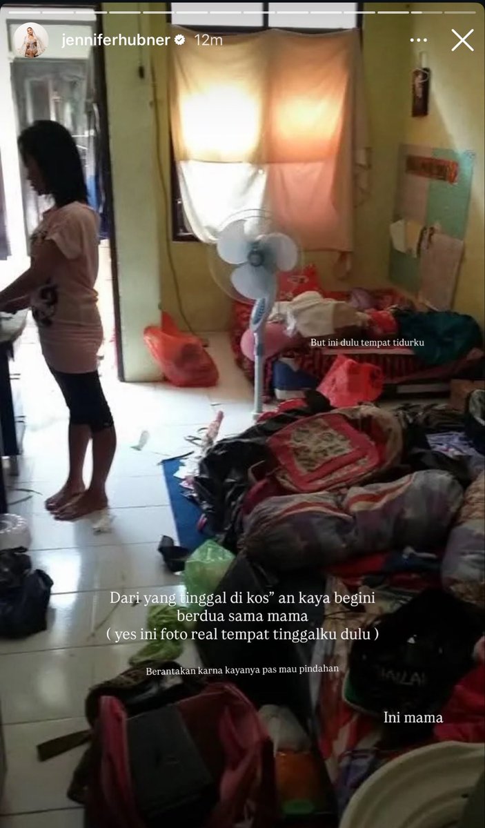 insidefolkative's tweet photo. Jennifer Coppen membagikan kembali momen saat dirinya merantau dari Bali ke Jakarta untuk memulai karier.

Ia juga memperlihatkan tempat tinggal lamanya, saat masih tinggal di kos sederhana bersama sang mama.

Kini, Jennifer berhasil membangun karier sekaligus bisnisnya sendiri hingga memiliki outlet kedua Chewy’s Dessert. 🤍🤍