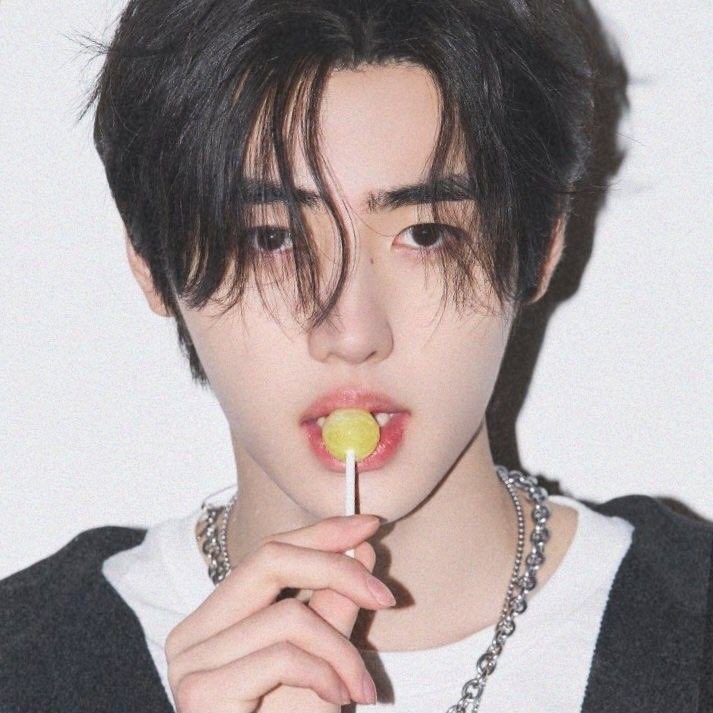 heybaekgu's tweet photo. Lemon lollipop 🍋 #성훈 #SUNGHOON https://t.co/EyYx2iE2cC