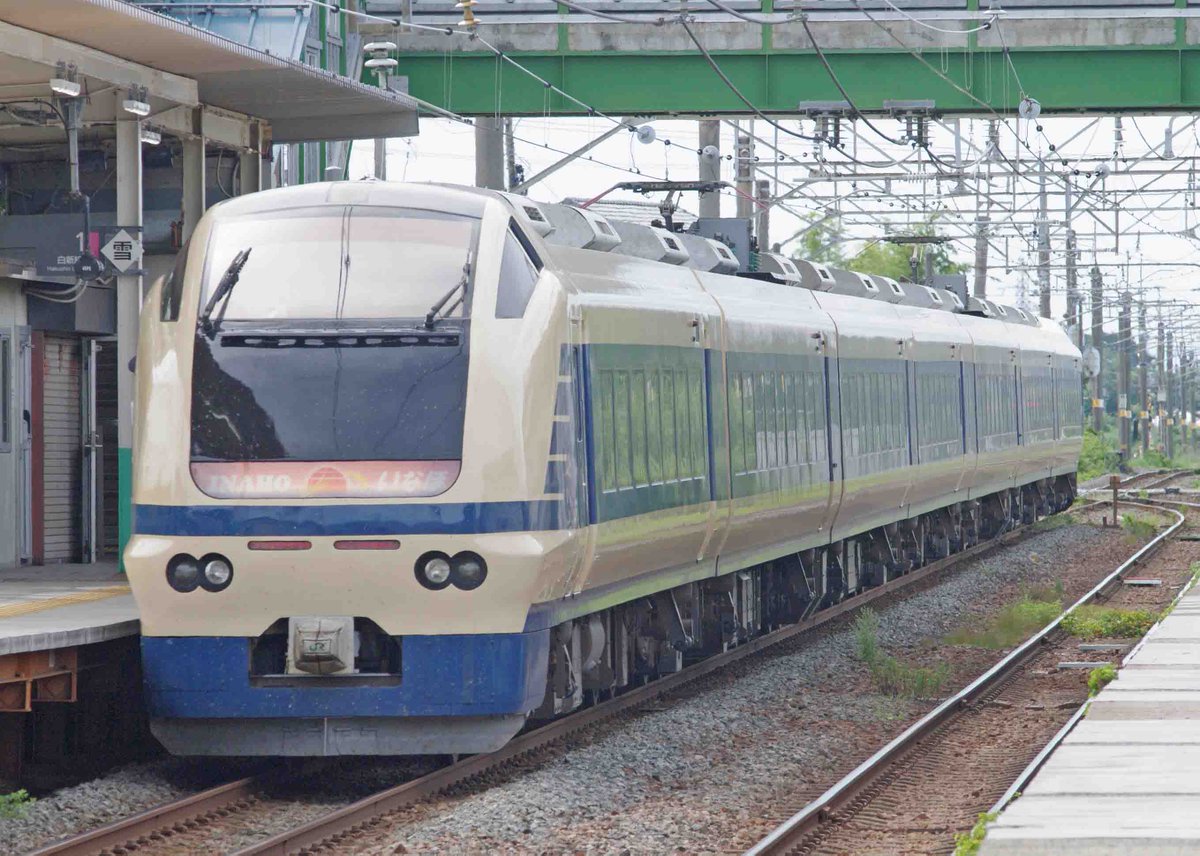 215e231e233's tweet photo. 8月16日　白新線　早通駅で撮影
E653系1000番台　583系色　いなほ86号　新潟行き
2日間にわたり4回撮影出来ました。側面見ると青の部分が太いから583系の雰囲気そのものですよね。後追いも撮影しました。
久々に撮り意欲を掻き立てる編成、列車に出会えた感じがします(^_-)-☆
#E653系
#583系 https://t.co/ZsCrd04OzC