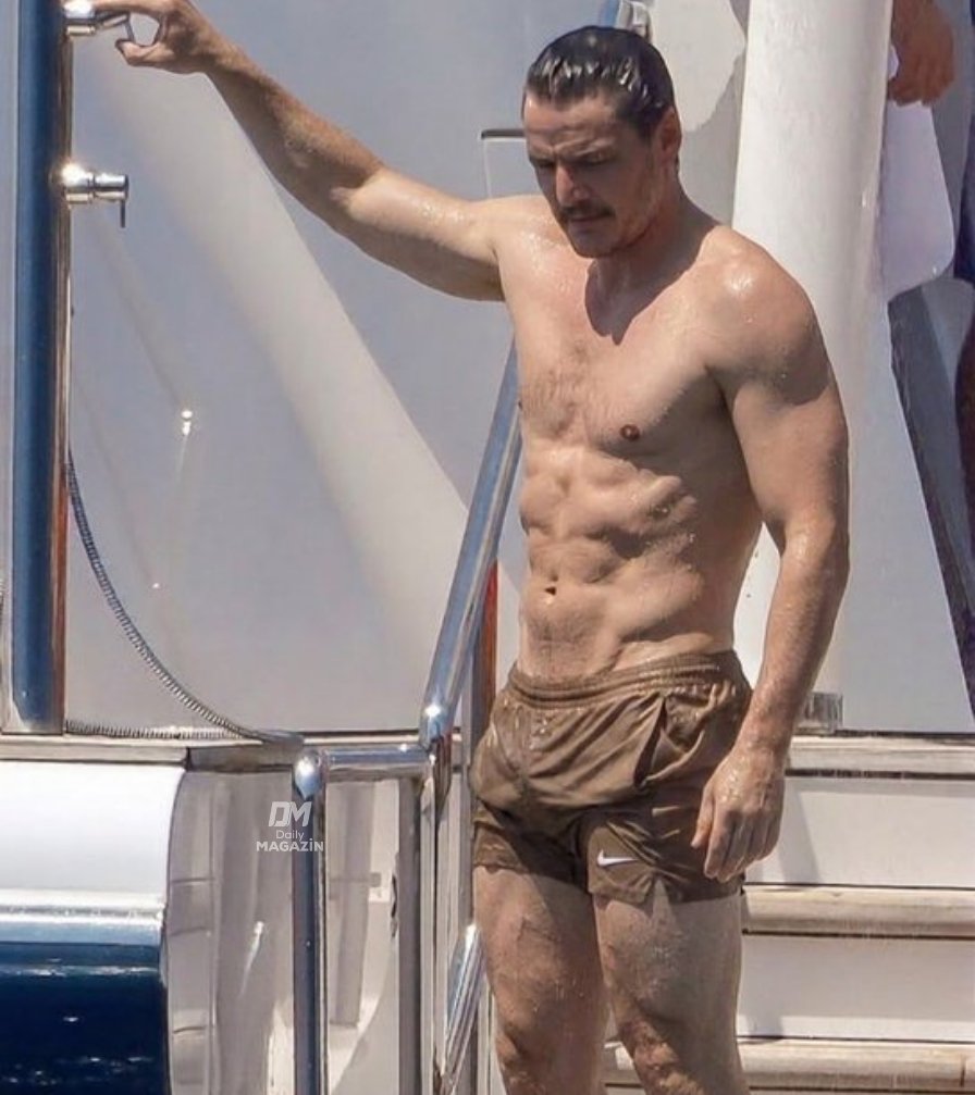 daily_magazin's tweet photo. 51 yaşındaki oyuncu Pedro Pascal, çıktığı tatilde kaslı vücudunu sergiledi. https://t.co/HRTyFcJX1p