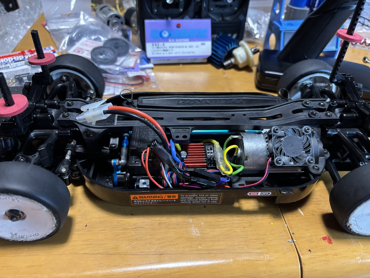 hamaji1214's tweet photo. フロントのワンウェイを普通のデフに交換。
これで走りやすくなるはず!
ついでにネジ山がバカになっていたシャーシも交換し、モーターにファンも付けてみた。
そしてプロポも!
#タミヤ #RC #tt01 #ファインスペック #月隈連合 https://t.co/hgsrI3uX1a