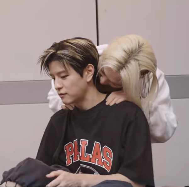 aum333oum's tweet photo. Felix’s biting habit has been so strong lately, he’s really so cute. And Seungmin doesn’t even flinch… is this just everyday for them? Jisung’s reaction is too adorable, I can’t handle it.🐶🐥🐿️ #Seunglix https://t.co/7SXDQfFYnW
