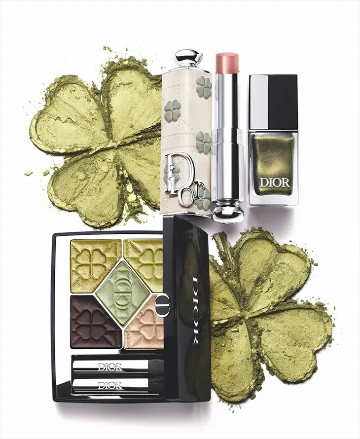 designscene's tweet photo. Dior Explores Green and Rosewood in the Lucky Clover Collection - See more here: https://t.co/iayOLu0qwu

#DiorBeauty introduces Lucky Clover, its Fall 2026 collection created by Peter Philips, Creative and Image Director for Dior Makeup. #DevaCassel fronts the campaign, which draws from Christian Dior’s fascination with lucky charms and places the four-leaf clover throughout the collection’s imagery and limited-edition packaging.

Photo Courtesy of Dior Beauty