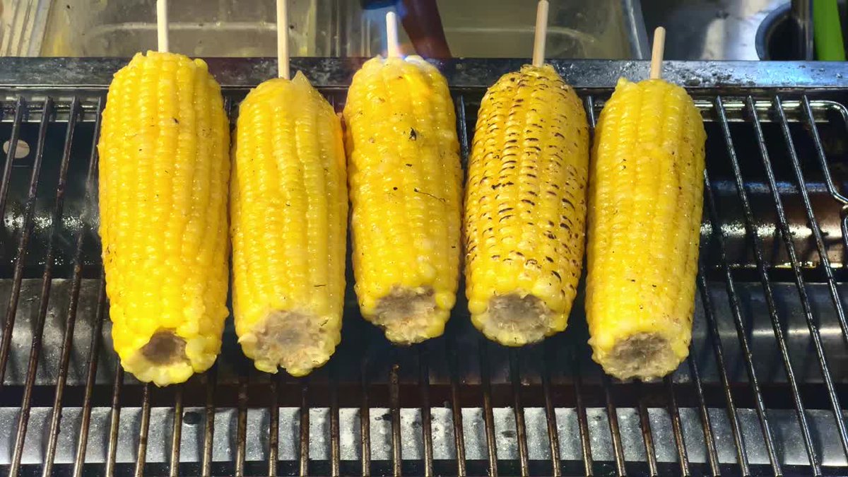 atsst5's tweet photo. Craving late-night street food Just grabbed a hot, crispy fried corn skewer from the roadside stall—perfectly seasoned and straight off the grill! https://t.co/JP2e7qilWm