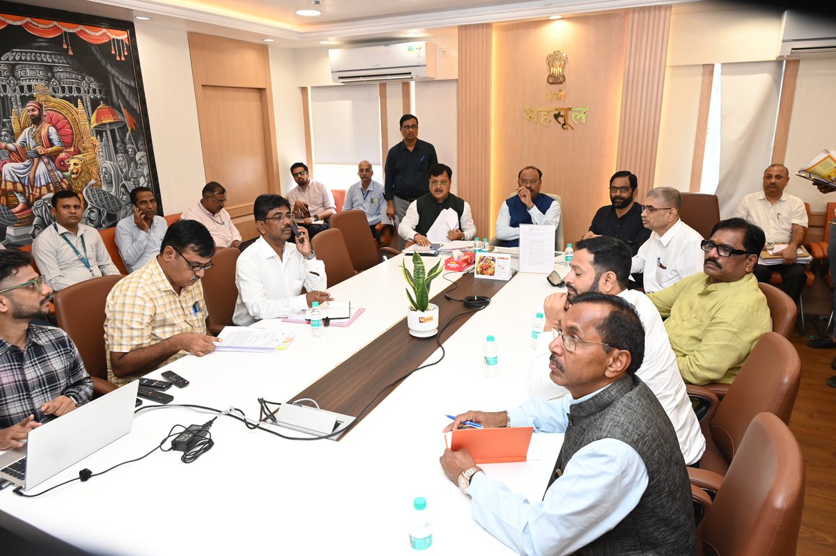 mipravindarekar's tweet photo. राज्यातील लाखो सहकारी गृहनिर्माण संस्थांच्या स्वयंपुनर्विकास प्रक्रियेतील प्रलंबित प्रश्न आणि महसूल विभागाशी संबंधित सवलतींची तात्काळ अंमलबजावणी करण्याच्या दृष्टीने आज राज्याचे महसूलमंत्री श्री. चंद्रशेखर बावनकुळेजी यांच्या अध्यक्षतेखाली विशेष बैठक पार पडली. 

या बैठकीत सहकारी गृहनिर्माण संस्थांच्या विविध प्रश्नांवर सविस्तर चर्चा करण्यात आली. शासकीय जमीन वाटपाच्या प्रक्रियेसंदर्भातील विविध बाबींचे सादरीकरण करून संबंधित प्रश्नांच्या सकारात्मक व गतिमान निराकरणासाठी आवश्यक कार्यवाहीबाबत विचारविनिमय करण्यात आला.

सहकारी गृहनिर्माण संस्थांच्या प्रलंबित प्रश्नांचे प्रभावीपणे निराकरण करून त्यांना आवश्यक तो दिलासा मिळवून देण्यासाठी शासनस्तरावर सकारात्मक कार्यवाही करण्याबाबतचे निर्देश यावेळी मंत्री महोदयांनी दिले.

यावेळी माझ्यासह आमदार श्री. संजयजी केळकर आणि संबंधित विभागाचे अधिकारी उपस्थित होते.

[Pravin Darekar, Chandrashekhar Bawankule, Cooperative Housing Societies, Government Land Allocation, Housing Society Issues]

@cbawankule @BJP4Maharashtra

#PravinDarekar #BJPMumbai #CooperativeHousing #HousingSocieties