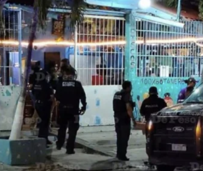 contexto_qroo's tweet photo. Policías ministeriales detuvieron a 3 sospechosos implicados en el ataque armando contra la coctelería El Paisa, en Av. Niños Héros #Cancún, con un saldo de una muerto y dos personas más heridas de bala. La @FGEQuintanaRoo mantene abierta las investigaciones. https://t.co/IYuEnYE0L8