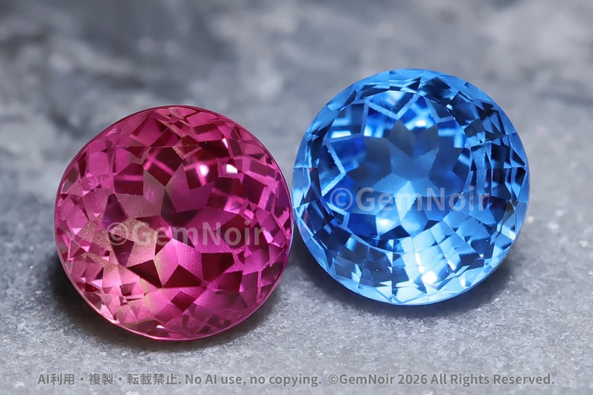 gemnoir2020's tweet photo. あっしまった。こっちの光の当て方の方が良かったな…
とこんな時間になってようやく気づくという😭
1歩でも進めただけ良しとします✨

左…バイカラーの合成サファイア（光の魔石）
右…合成ブルースピネル （水の魔石）

#光の魔石 #水の魔石 https://t.co/l2NzHNrhFB