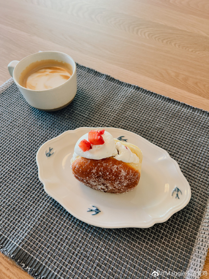 martialou2's tweet photo. Freshly baked crostillant oozing with matcha cream at 8AM—morning’s tiny win https://t.co/xkEnkXWnis
