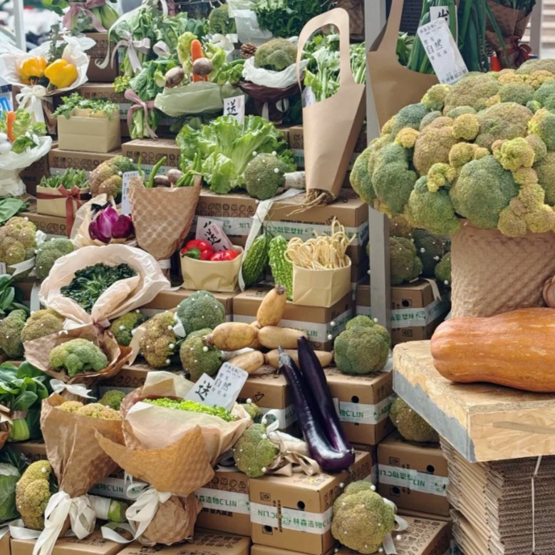 NotReal8's tweet photo. Fresh seasonal veggies u0026 local honey restocked at the neighborhood farm stand! Grab yours before they sell out—perfect for tonight’s quick healthy dinner. #LocalEats #FreshFood https://t.co/yvuU2B27Fu