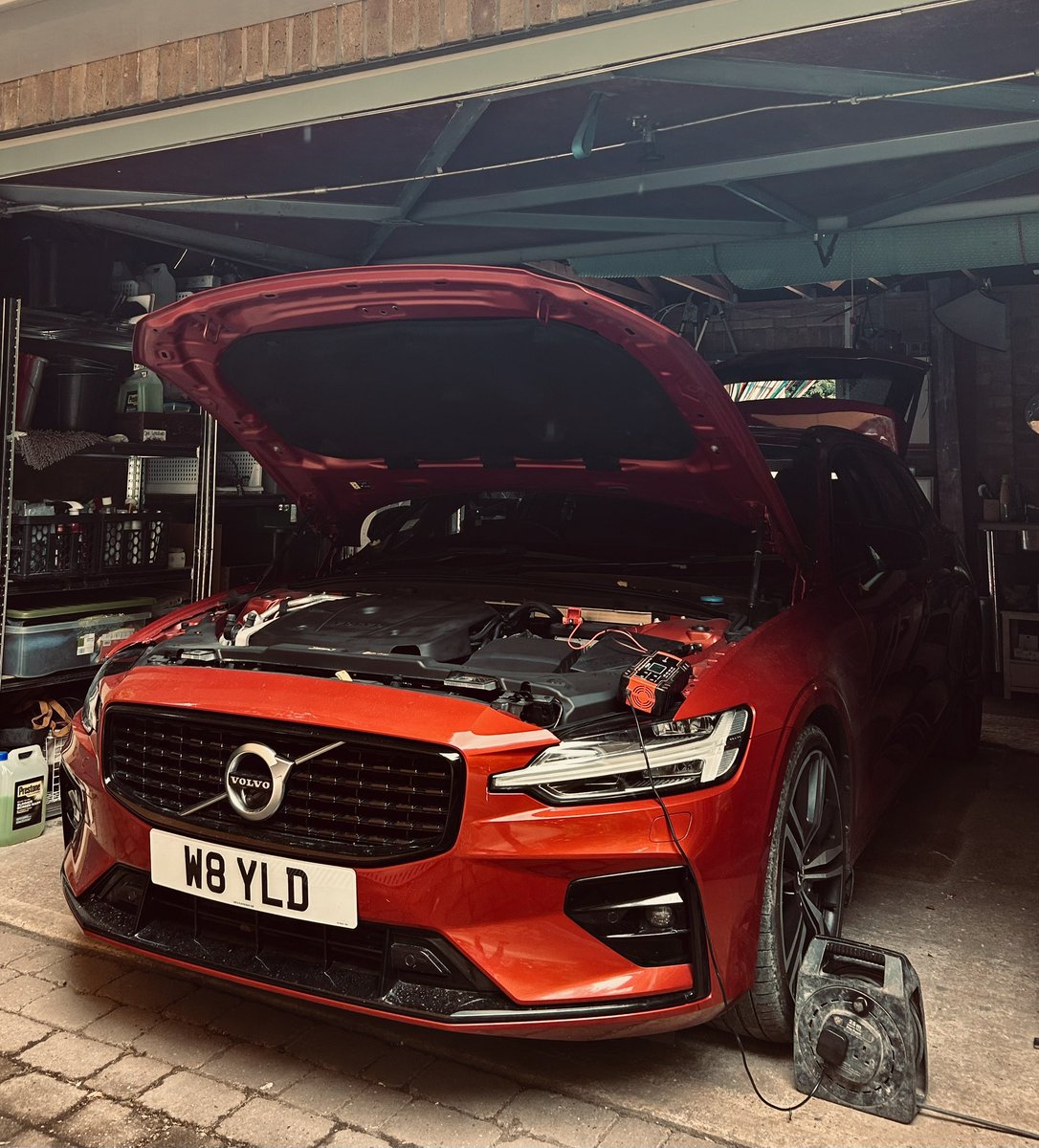 DanielWyld's tweet photo. It fits!!! A proper bed for the night. #v60 #volvo #rdesign #fusionred https://t.co/YJvuMpTE3s