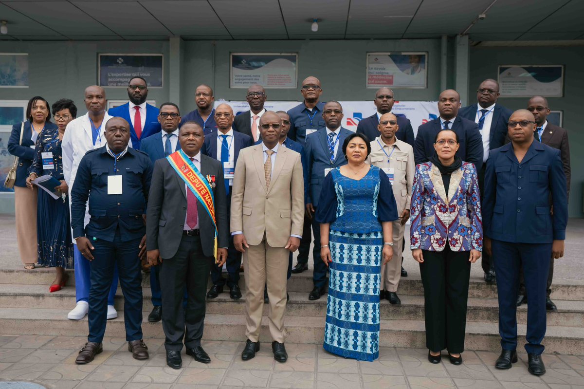 DeniseNyakeru's tweet photo. Ce matin, j’ai pris part au lancement de la campagne chirurgicale de prise en charge des complications biliaires chez les personnes vivant avec la drépanocytose, menée conjointement par le Centre de Médecine Mixte et d’Anémie SS et le CHU du Cinquantenaire.

Derrière cette initiative, il y a avant tout des enfants, des familles et des vies que nous voulons préserver.

En 2021, environ 7,74 millions de personnes vivaient avec la drépanocytose dans le monde, dont près de quatre sur cinq en Afrique subsaharienne. Mais les statistiques, aussi nécessaires soient-elles, ne disent jamais tout. Elles ne mesurent ni les nuits d’angoisse des parents, ni le courage silencieux des enfants, ni le dévouement quotidien des soignants.

Dans notre pays, la lutte contre la drépanocytose ne peut donc pas se limiter à la sensibilisation. Elle doit aussi se traduire par une meilleure prise en charge, des soins adaptés et des réponses concrètes aux complications qui affectent le quotidien des patients.

Je salue l’engagement de nos professionnels de santé ainsi que cette belle synergie entre nos institutions. Loin d’être un simple arrangement technique, cette mutualisation des expertises traduit une approche essentielle dans la prise en charge des patients : décloisonner les institutions, rapprocher les spécialités, partager les ressources et, surtout, replacer la personne malade au centre de toute décision.

Cette campagne en est une illustration concrète. Elle apporte une réponse ciblée à des complications biliaires parfois méconnues, mais dont les conséquences sur la santé et la qualité de vie des personnes vivant avec la drépanocytose sont bien réelles.

Chaque intervention est une chance de soulager une douleur et de redonner de l'espoir. Prendre soin de nos enfants, c’est aussi protéger leurs rêves et leur donner la chance de construire leur avenir. 🇨🇩❤️