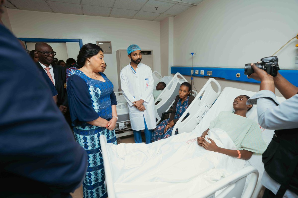 DeniseNyakeru's tweet photo. Ce matin, j’ai pris part au lancement de la campagne chirurgicale de prise en charge des complications biliaires chez les personnes vivant avec la drépanocytose, menée conjointement par le Centre de Médecine Mixte et d’Anémie SS et le CHU du Cinquantenaire.

Derrière cette initiative, il y a avant tout des enfants, des familles et des vies que nous voulons préserver.

En 2021, environ 7,74 millions de personnes vivaient avec la drépanocytose dans le monde, dont près de quatre sur cinq en Afrique subsaharienne. Mais les statistiques, aussi nécessaires soient-elles, ne disent jamais tout. Elles ne mesurent ni les nuits d’angoisse des parents, ni le courage silencieux des enfants, ni le dévouement quotidien des soignants.

Dans notre pays, la lutte contre la drépanocytose ne peut donc pas se limiter à la sensibilisation. Elle doit aussi se traduire par une meilleure prise en charge, des soins adaptés et des réponses concrètes aux complications qui affectent le quotidien des patients.

Je salue l’engagement de nos professionnels de santé ainsi que cette belle synergie entre nos institutions. Loin d’être un simple arrangement technique, cette mutualisation des expertises traduit une approche essentielle dans la prise en charge des patients : décloisonner les institutions, rapprocher les spécialités, partager les ressources et, surtout, replacer la personne malade au centre de toute décision.

Cette campagne en est une illustration concrète. Elle apporte une réponse ciblée à des complications biliaires parfois méconnues, mais dont les conséquences sur la santé et la qualité de vie des personnes vivant avec la drépanocytose sont bien réelles.

Chaque intervention est une chance de soulager une douleur et de redonner de l'espoir. Prendre soin de nos enfants, c’est aussi protéger leurs rêves et leur donner la chance de construire leur avenir. 🇨🇩❤️