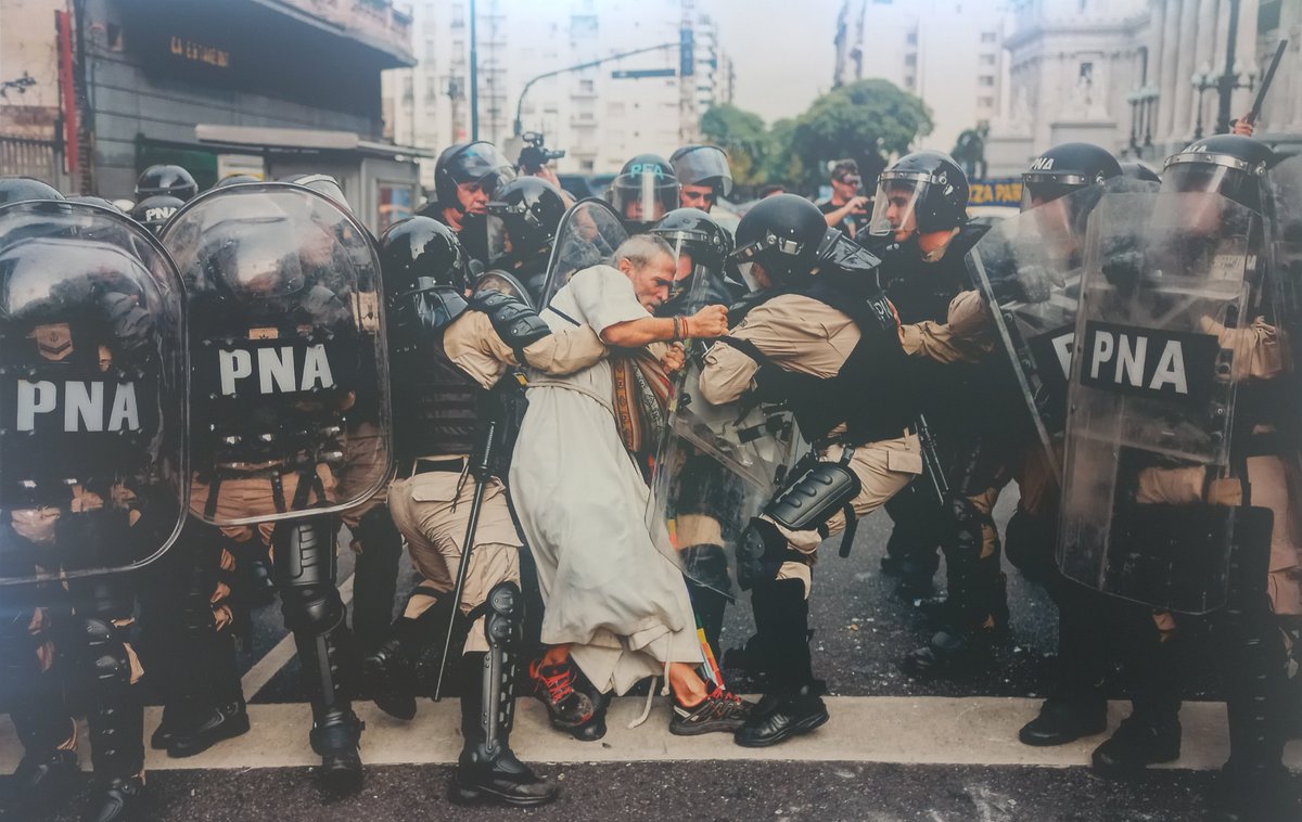 Carito_Ramos's tweet photo. Fotazas como estas están expuestas en la 37° Muestra Anual de Fotoperiodismo de @aRGra_
Las pueden ver hasta el 29/8 en la Defensoría del Pueblo (Belgrano 570). Entrada libre y gratuita. Recomiendo fuerte, como todos los años.
Horarios acá 👇
https://t.co/LTtqG20WlX https://t.co/7GodwAC86r