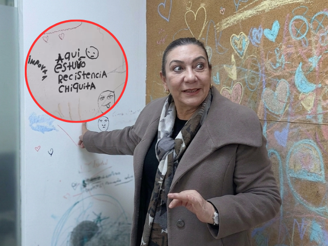 HFCardonaG's tweet photo. La nueva directora del Instituto Colombiano de Bienestar Familiar, María Carolina Restrepo, ya ha tomado dos decisiones:

Hacer borrar un mural porque había un letrero que rezaba: resistencia chiquita. 
Se enfureció y ordenó censurarlo, sin saber y sin querer saber que era un trabajo de niñas, nacido a raíz del feminicidio de Yuliana Samboní y promovía el autocuidado de las niñas. 
La palabra resistencia la sacó de quicio.

Y ahora acaba de ordenar que en todas las comunicaciones del instituto se evite usar la palabra niñas. Solo se podrá usar la palabra niños. 

Dedicados a las palabras, al prejuicio, a la exclusión y a la persecución.
Lo que haya que hacer de trabajo pasa a segundo plano.