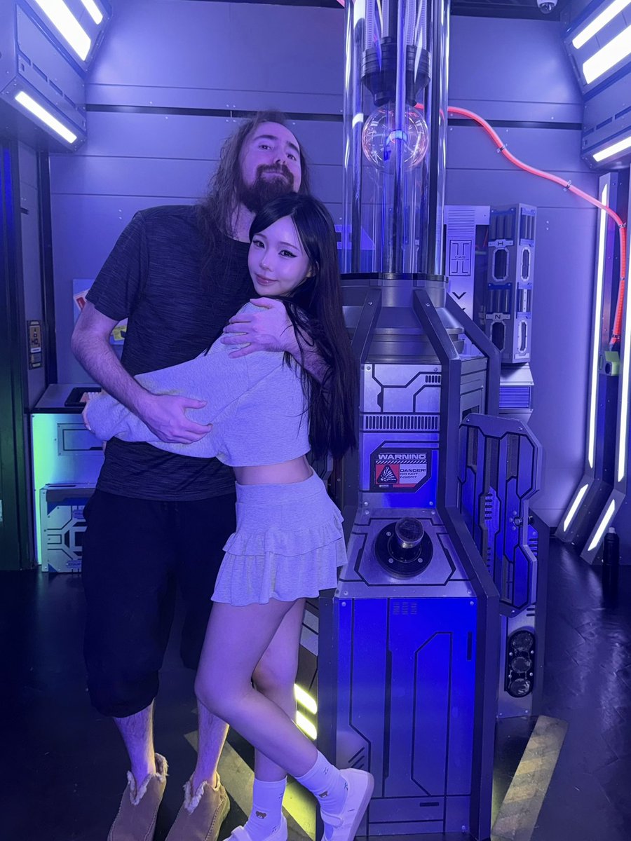 liveforkaise's tweet photo. Just returned from space 👽 https://t.co/Si5k6Zwc1P