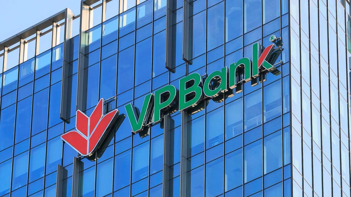 SoraNeena's tweet photo. VPBank quấy rối cả người không vay nợ: Phải chịu trách nhiệm trước pháp luật
Thu hồi nợ là quyền của tổ chức tín dụng nhằm bảo vệ tài sản, duy trì kỷ luật tín dụng và bảo đảm quyền lợi hợp pháp của các bên trong quan hệ vay vốn. Tuy nhiên, quyền thu hồi nợ không phải là “quyền lực” vô giới hạn. Khi những biện pháp đòi nợ vượt ra ngoài phạm vi hợp đồng, xâm phạm đời tư, danh dự, nhân phẩm hoặc gây sức ép với những người hoàn toàn không có nghĩa vụ pháp lý với khoản nợ, hoạt động thu hồi nợ đã đặt ra một vấn đề nghiêm trọng về tuân thủ pháp luật và trách nhiệm của tổ chức tín dụng.
Năm 2019, anh B.S., một người khuyết tật ở Hà Nội, bất ngờ nhận hàng loạt cuộc gọi, tin nhắn từ những người tự xưng là nhân viên thu hồi nợ của ngân hàng TMCP Việt Nam Thịnh Vượng - VPBank, yêu cầu anh thúc giục một người tên Nhung trả khoản vay tại ngân hàng này. Trong khi đó, anh B.S. khẳng định mình không vay tiền, không vay hộ và chỉ biết người này qua mạng xã hội.
Đáng chú ý, những cuộc gọi từ các nhân viên thu hồi nợ này không dừng ở việc “nhờ nhắc nợ” thông thường mà còn kèm theo lời lẽ xúc phạm, đe dọa anh B.S; thậm chí ám chỉ sẽ “cho lên ban thờ” đối với người đàn ông khuyết tật. Sự việc khiến cuộc sống, công việc và tâm lý của một người vốn đã chịu hạn chế về khả năng đi lại như anh B.S bị đảo lộn nghiêm trọng, kèm theo đó là chuỗi ngày dài sống trong sợ hãi, lo lắng.
Đọc thêm bài ở bình luận
#ComCom
-CT-