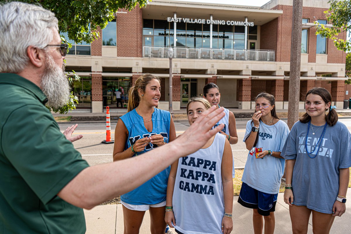 Baylor_AandS's tweet photo. MOVE-IN WEEK 📦🤝🐻 MEET THE DEAN
As #Move2BU continues across campus this week, Dean James Brockmole is experiencing his first Baylor move-in week, welcoming students and families as they arrive for a new academic year. https://t.co/emDp3VfHwk