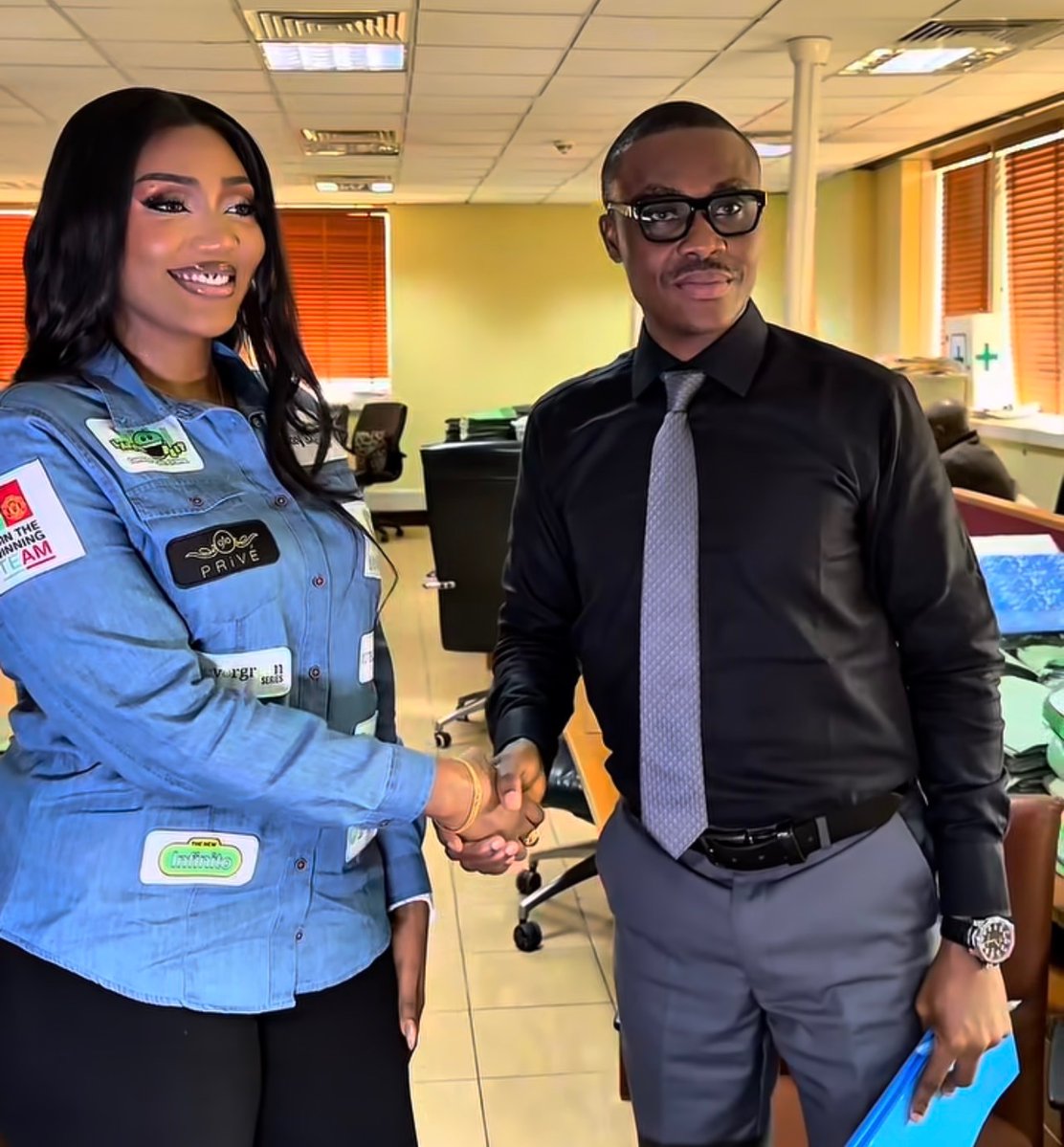 rhukkey_2's tweet photo. #GloNeverSettle4Less thatβs why theyβve signed @_sultanafarida
Sulty!!!!
Haaaaaaaaaa!
Eee choke!
If ee chokee, you go knowwwwww!ππ½ππ½ππ½
#SultanaXGlo
Even #bbnaija family will be proud of her! https://t.co/SUUE9yqARD